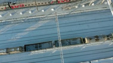 Kanash, Rusya Federasyonu - 7 Ocak 2019: Demiryolu üzerinde uçan bir lokomotif ve vagon ile izler. Kış. Hava, helikopter çekimi