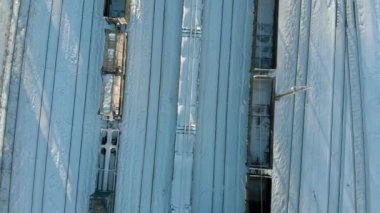 Kanash, Rusya Federasyonu - 7 Ocak 2019: Demiryolu üzerinde uçan bir lokomotif ve vagon ile izler. Kış. Hava, helikopter çekimi