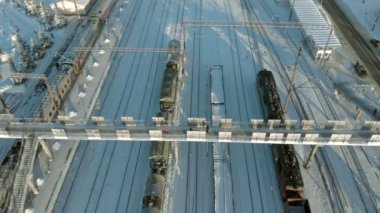 Kanash, Rusya Federasyonu - 7 Ocak 2019: Demiryolu üzerinde uçan bir lokomotif ve vagon ile izler. Kış. Hava, helikopter ateş 4k