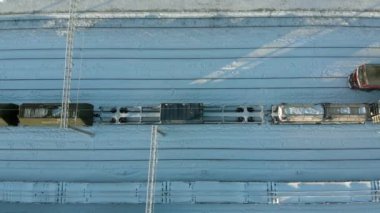 Kanash, Rusya Federasyonu - 7 Ocak 2019: Demiryolu üzerinde uçan bir lokomotif ve vagon ile izler. Kış. Hava, helikopter çekimi