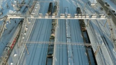 Kanash, Rusya Federasyonu - 7 Ocak 2019: Demiryolu üzerinde uçan bir lokomotif ve vagon ile izler. Kış. Hava, helikopter çekimi