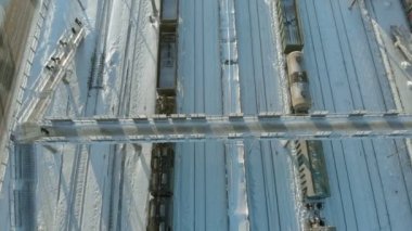 Kanash, Rusya Federasyonu - 7 Ocak 2019: Demiryolu üzerinde uçan bir lokomotif ve vagon ile izler. Kış. Hava, helikopter ateş 4k