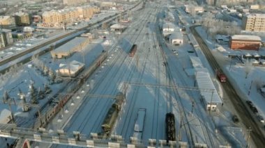 Kanash, Rusya Federasyonu - 7 Ocak 2019: Demiryolu üzerinde uçan bir lokomotif ve vagon ile izler. Kış. Hava, helikopter çekimi