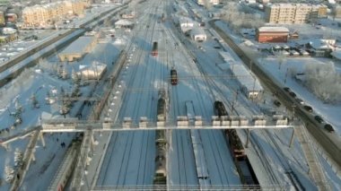 Kanash, Rusya Federasyonu - 7 Ocak 2019: Demiryolu üzerinde uçan bir lokomotif ve vagon ile izler. Kış. Hava, helikopter çekimi