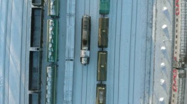 Kanash, Rusya Federasyonu - 7 Ocak 2019: Demiryolu üzerinde uçan bir lokomotif ve vagon ile izler. Kış. Hava, helikopter çekimi