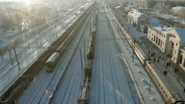 Kanash, Російська Федерація - 7 січня 2019: Політ над залізниці відстежує з локомотивом і вагонами. Взимку. Повітряні, стріляти вертоліт — стокове відео