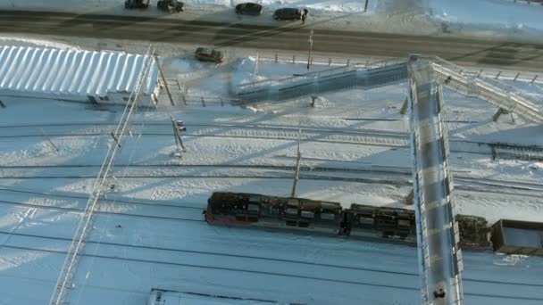 Kanash, Rusia - 7 de enero de 2019: Volando sobre las vías del ferrocarril con una locomotora y vagones. El invierno. Aérea, disparo de helicóptero — Vídeos de Stock