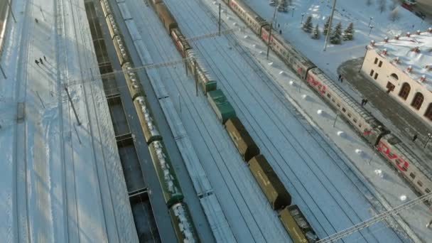 俄罗斯卡纳什--2019年1月7日: 用火车头和货车飞越铁轨。冬天。空中, 直升机射击 — 图库视频影像