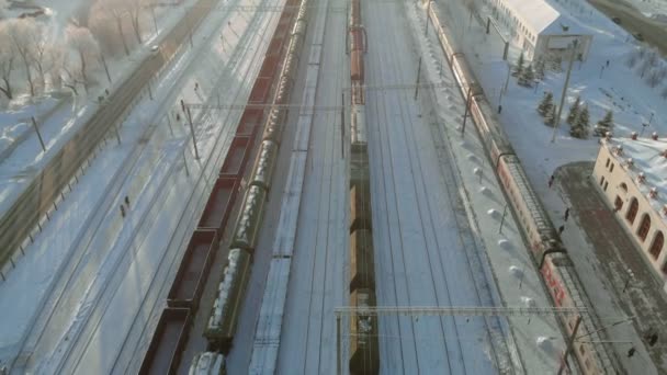 俄罗斯卡纳什 2019年1月7日 用火车头和货车飞越铁轨 直升机射击4K — 图库视频影像