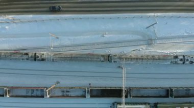 Kanash, Rusya Federasyonu - 7 Ocak 2019: Demiryolu üzerinde uçan bir lokomotif ve vagon ile izler. Kış. Hava, helikopter çekimi