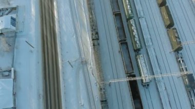 Kanash, Rusya Federasyonu - 7 Ocak 2019: Demiryolu üzerinde uçan bir lokomotif ve vagon ile izler. Kış. Hava, helikopter ateş 4k