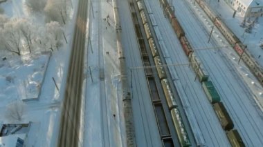 Kanash, Rusya Federasyonu - 7 Ocak 2019: Demiryolu üzerinde uçan bir lokomotif ve vagon ile izler. Kış. Hava, helikopter çekimi