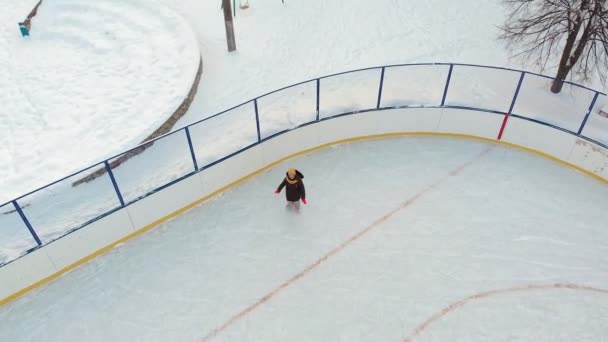 Cheboksary, Rusland - 5 januari 2019: kinderen skate en spelen hockey op de ijsbaan, het concept van sport recreatie, luchtfoto, copter schieten — Stockvideo