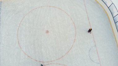 Cheboksary, Rusya - 5 Ocak 2019: çocuklar paten ve oyun hokey rink salonunda, spor eğlence, hava, helikopter kavramı ateş 4k