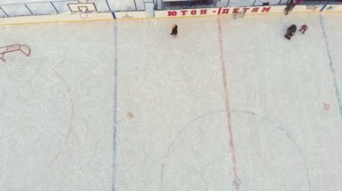 Cheboksary, Rusya Federasyonu - 5 Ocak 2019: çocuklar paten ve oyun hokey rink salonunda, spor eğlence, hava kavramı, helikopter çekimi