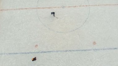 Cheboksary, Rusya Federasyonu - 5 Ocak 2019: çocuklar paten ve oyun hokey rink salonunda, spor eğlence, hava kavramı, helikopter çekimi