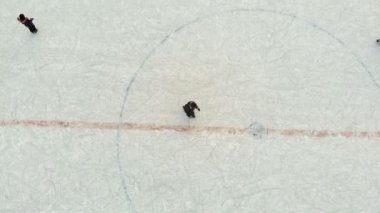 Cheboksary, Rusya Federasyonu - 5 Ocak 2019: çocuklar paten ve oyun hokey rink salonunda, spor eğlence, hava kavramı, helikopter çekimi