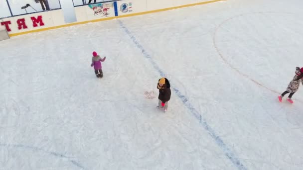 Τσεμποκσάρι, Ρωσία - 5 Ιανουαρίου, 2019: τα παιδιά πατινάζ και παίζουν χόκεϊ στο παγοδρόμιο, έννοιας σπορ αναψυχής, εναέρια, copter σουτ — Αρχείο Βίντεο