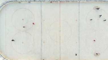 Cheboksary, Rusya Federasyonu - 5 Ocak 2019: çocuklar paten ve oyun hokey rink salonunda, spor eğlence, hava kavramı, helikopter çekimi