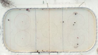 Cheboksary, Rusya Federasyonu - 5 Ocak 2019: çocuklar paten ve oyun hokey rink salonunda, spor eğlence, hava kavramı, helikopter çekimi