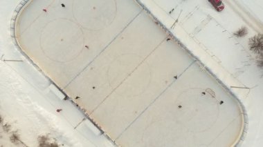 Cheboksary, Rusya Federasyonu - 5 Ocak 2019: çocuklar paten ve oyun hokey rink salonunda, spor eğlence, hava kavramı, helikopter çekimi