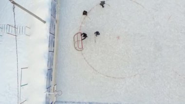 Cheboksary, Rusya Federasyonu - 5 Ocak 2019: çocuklar paten ve oyun hokey rink salonunda, spor eğlence, hava kavramı, helikopter çekimi