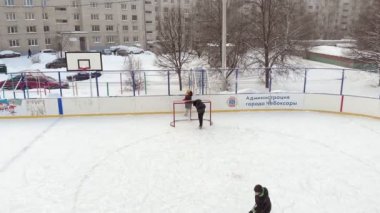Cheboksary, Rusya Federasyonu - 5 Ocak 2019: çocuklar paten ve oyun hokey rink salonunda, spor eğlence, hava kavramı, helikopter çekimi
