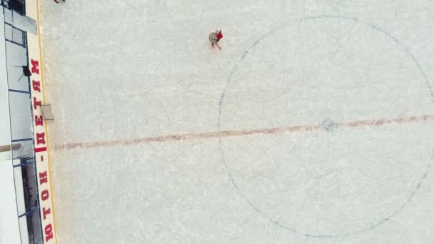 Cheboksary, Russie - 5 janvier 2019 : les enfants patinent et jouent au hockey à la patinoire, le concept de loisirs sportifs, aérien, tir d'hélicoptère — Video