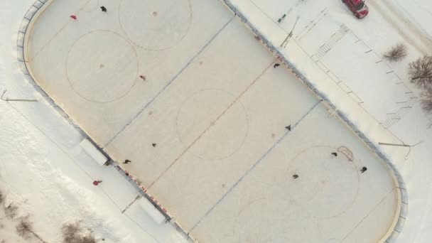 Чебоксари, Росія - 5 січня 2019: дітей кататися на ковзанах і грати в хокей на каток, концепція спорту дозвілля, повітряні, вертоліт стріляти — стокове відео