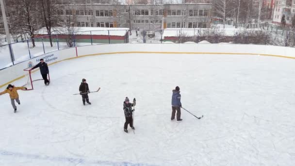 俄罗斯切博克萨里 2019年1月5日 孩子们在溜冰场溜冰和打曲棍球 体育娱乐 直升机射击4K 的概念 — 图库视频影像