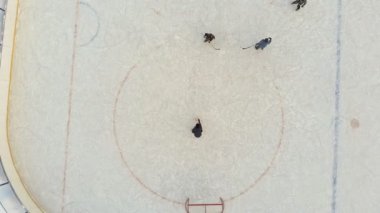 Cheboksary, Rusya Federasyonu - 5 Ocak 2019: çocuklar paten ve oyun hokey rink salonunda, spor eğlence, hava kavramı, helikopter çekimi