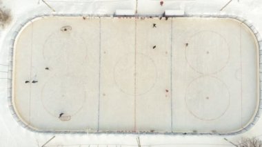 Cheboksary, Rusya Federasyonu - 5 Ocak 2019: çocuklar paten ve oyun hokey rink salonunda, spor eğlence, hava kavramı, helikopter çekimi