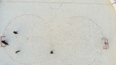 Cheboksary, Rusya Federasyonu - 5 Ocak 2019: çocuklar paten ve oyun hokey rink salonunda, spor eğlence, hava kavramı, helikopter çekimi