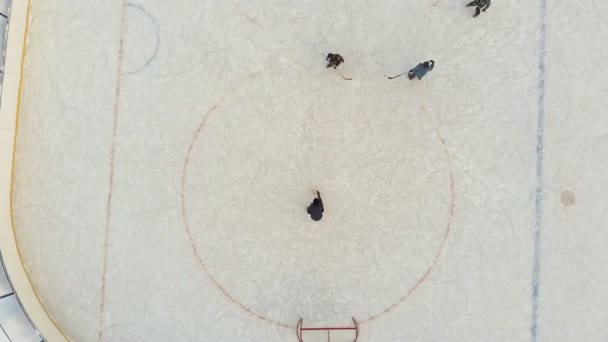 Cheboksary, Ryssland - 5 januari 2019: barn åka skridskor och spela hockey i rinken, begreppet sport rekreation, antenn, copter skjuta — Stockvideo