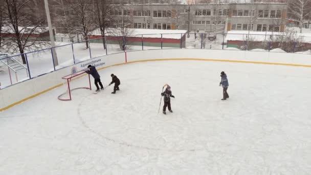 俄罗斯切博克萨里 2019年1月5日 孩子们在溜冰场溜冰和打曲棍球 体育娱乐 直升机射击4K 的概念 — 图库视频影像