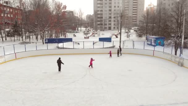 Cheboksary, Rusia - 5 de enero de 2019: niños patinan y juegan al hockey en la pista, el concepto de recreación deportiva, aéreo, rodaje de helicópteros — Vídeo de stock