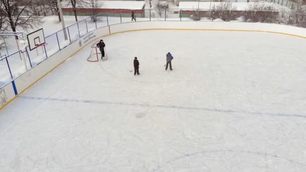 Cheboksary, Ryssland - 5 januari 2019: barn åka skridskor och spela hockey i rinken, begreppet sport rekreation, antenn, copter skjuta — Stockvideo