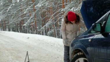 Kışın yolda saman bir araba kadınla