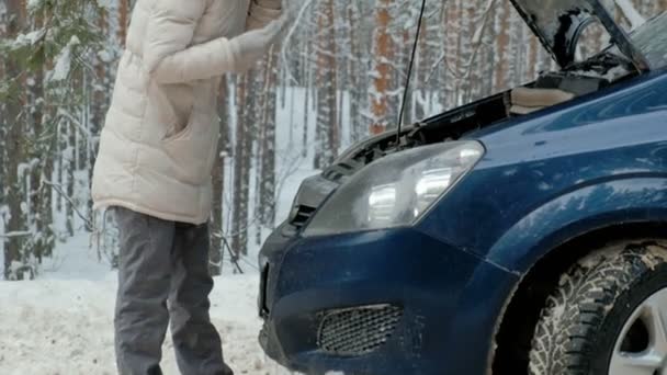 Kışın yolda saman bir araba kadınla — Stok video