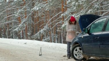 Kışın yolda saman bir araba kadınla