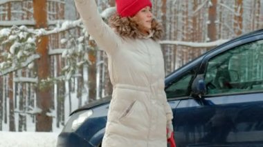 Kışın yolda saman bir araba kadınla