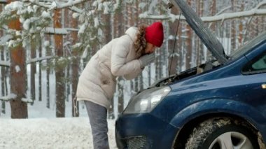 Kışın yolda saman bir araba kadınla