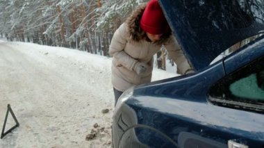 Kışın yolda saman bir araba kadınla