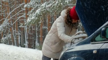 Kışın yolda saman bir araba kadınla