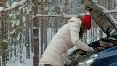 Kışın yolda saman bir araba kadınla
