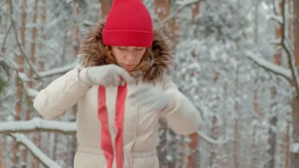 Femme avec une voiture de paille sur la route en hiver — Video