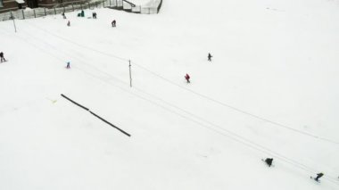 Şehrin bir yamaç, doğa sporları, anteni snowboard