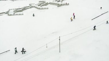 Şehrin bir yamaç, doğa sporları, anteni snowboard