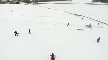 Şehrin bir yamaç, doğa sporları, anteni snowboard