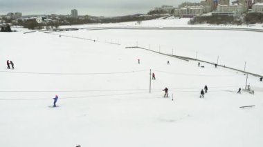 Şehrin bir yamaç, doğa sporları, anteni snowboard